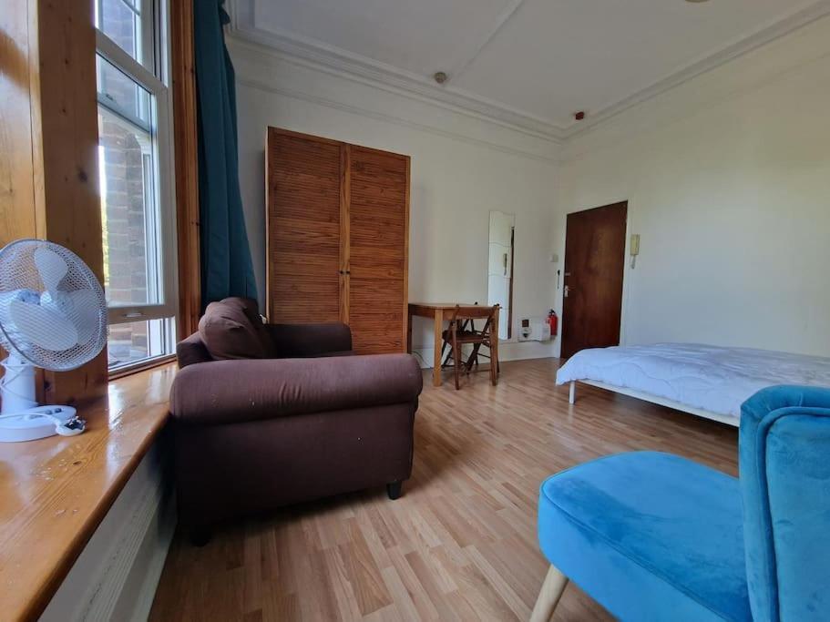 Bright Well Located Studio Flat Лондон Экстерьер фото